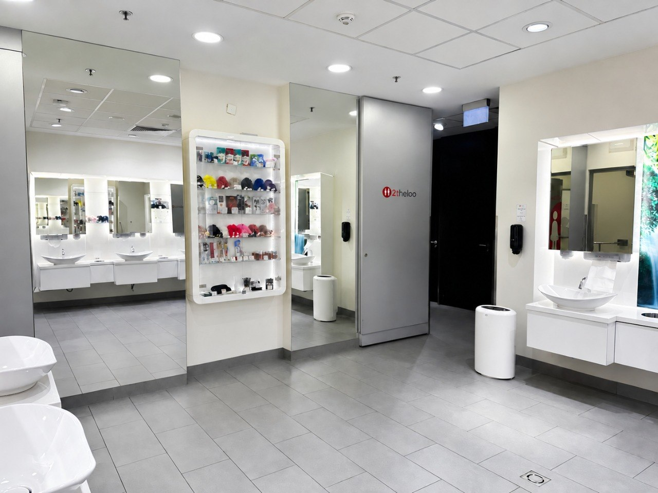 Wnętrze 2theloo z umywalkami i strefą produktów